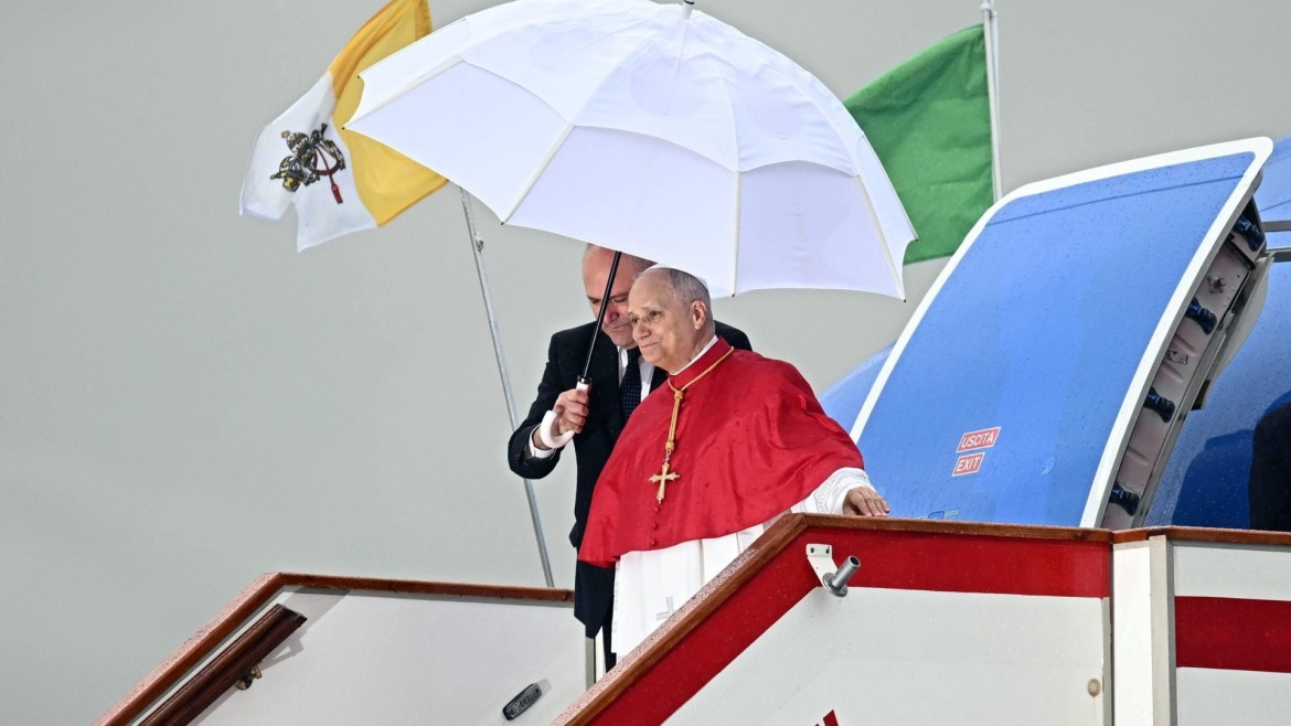 Papa chega com voz forte à Argélia